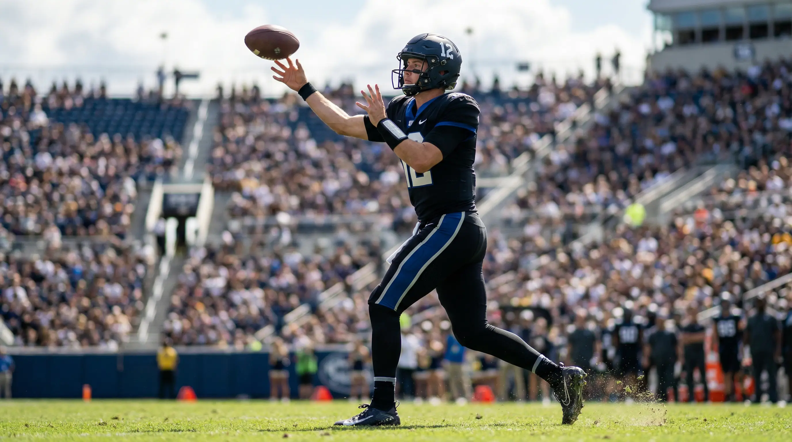 Quarterback de fútbol americano lanzando un pase largo en un estadio lleno de espectadores